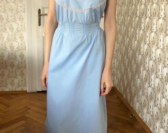 Camisón antiguo de algodón azul claro de los años 30, largo hasta el suelo, bordado a mano, camisón vintage con monograma, encaje y pliegues (M-L).