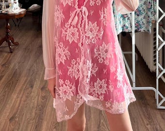 Bata mini vintage de nailon transparente con lazo de cinta de ILGWU Union Made, de los años 60, con encaje rosa bebé/lila