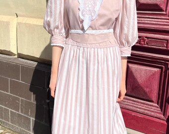 Vintage 1980er Jahre 100% Baumwolle Pastell Lila und Weiß gestreift Puffärmel Spitzenkragen Midi Kleid mit Taschen