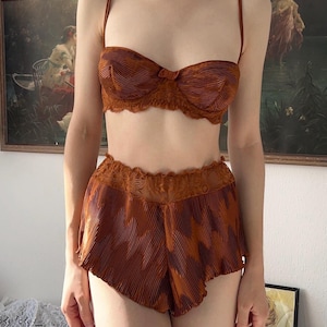 Vintage 1990s La Perla rusty brown pleated plisse lace bow bra shorts two piece set 36 US / 80 EU, B/C cup