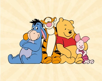 Puede incluir: Un grupo de cuatro personajes de dibujos animados, Winnie the Pooh, Tigger, Piglet y Eeyore, están de pie juntos. Winnie the Pooh lleva una camisa roja y está de pie en el centro. Tigger lleva sus rayas naranja y negras características y está de pie a la izquierda de Winnie the Pooh. Piglet lleva una camisa rosa y está de pie a la derecha de Winnie the Pooh. Eeyore lleva una camisa azul y está sentado en el suelo frente a los otros tres personajes.