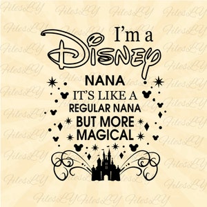 Op de afbeelding: Zwart-wit grafisch ontwerp met de tekst "Ik ben een Disney-oma. Het is als een gewone oma, maar magischer." Het ontwerp bevat een Mickey Mouse-hoofd, een kasteel en sterren.