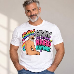 Maglietta Gay Gray and Naked Anyway, maglietta divertente LGBTQ, abbigliamento Gay Pride, maglietta grafica sarcastica unisex, moda queer, Comfort Colors - Regalo