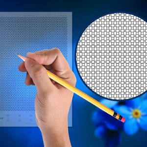 Puede incluir: Una cuadrícula de colorear por números con un lápiz y una mano sosteniendo el lápiz. La cuadrícula está llena de cuadrados pequeños, y la clave de colores está en la parte inferior de la página. La imagen está sobre un fondo azul.