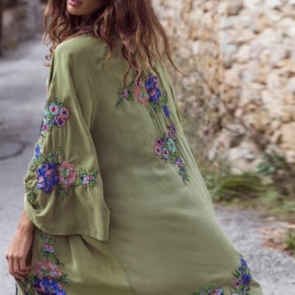 EMBROIDERED KIMONO WITH FRONT TIE