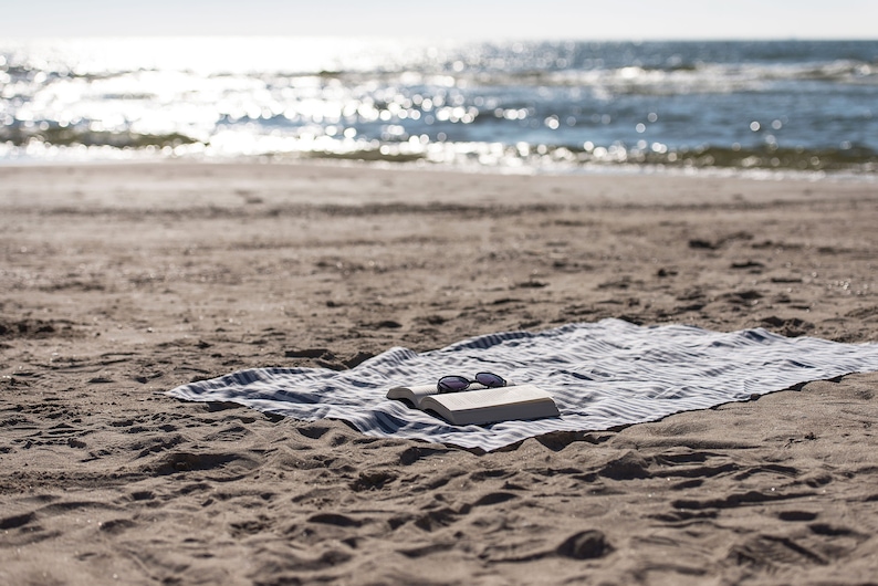 Luxe oversized stranddeken Extra grote linnen strandhanddoek Blauw gestreept stranddeken Compacte strandhanddoek met etui Zomercadeau afbeelding 4