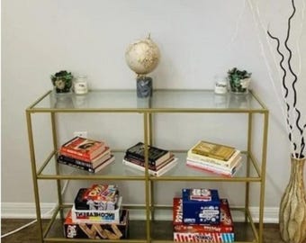 Consola de metal dorado con tablero de cristal, mueble de lujo para recibidor.