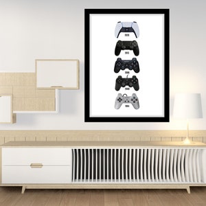 Op de afbeelding: Een ingelijst afdruk met een tijdlijn van PlayStation-controllers, beginnend met de originele PlayStation-controller uit 1994 en eindigend met de PlayStation 5-controller uit 2020.