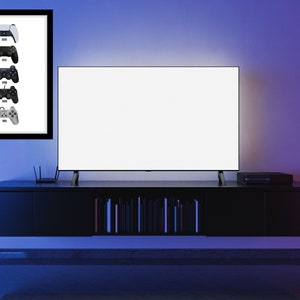 Op de afbeelding: Een ingelijst afdruk met een witte achtergrond en zwarte contouren van videogamecontrollers uit verschillende tijdperken. De controllers zijn verticaal gerangschikt, met de nieuwste controller bovenaan en de oudste onderaan. De controllers zijn gelabeld met het jaar van uitgave. De afdruk hangt aan een muur in een kamer met een televisie en een plank.