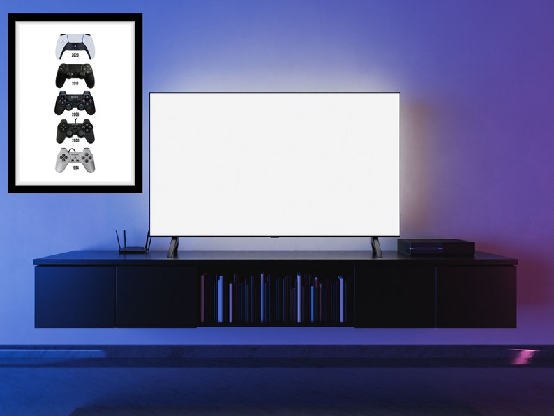 Op de afbeelding: Een ingelijst afdruk met een witte achtergrond en zwarte contouren van videogamecontrollers uit verschillende tijdperken. De controllers zijn verticaal gerangschikt, met de nieuwste controller bovenaan en de oudste onderaan. De controllers zijn gelabeld met het jaar van uitgave. De afdruk hangt aan een muur in een kamer met een televisie en een plank.