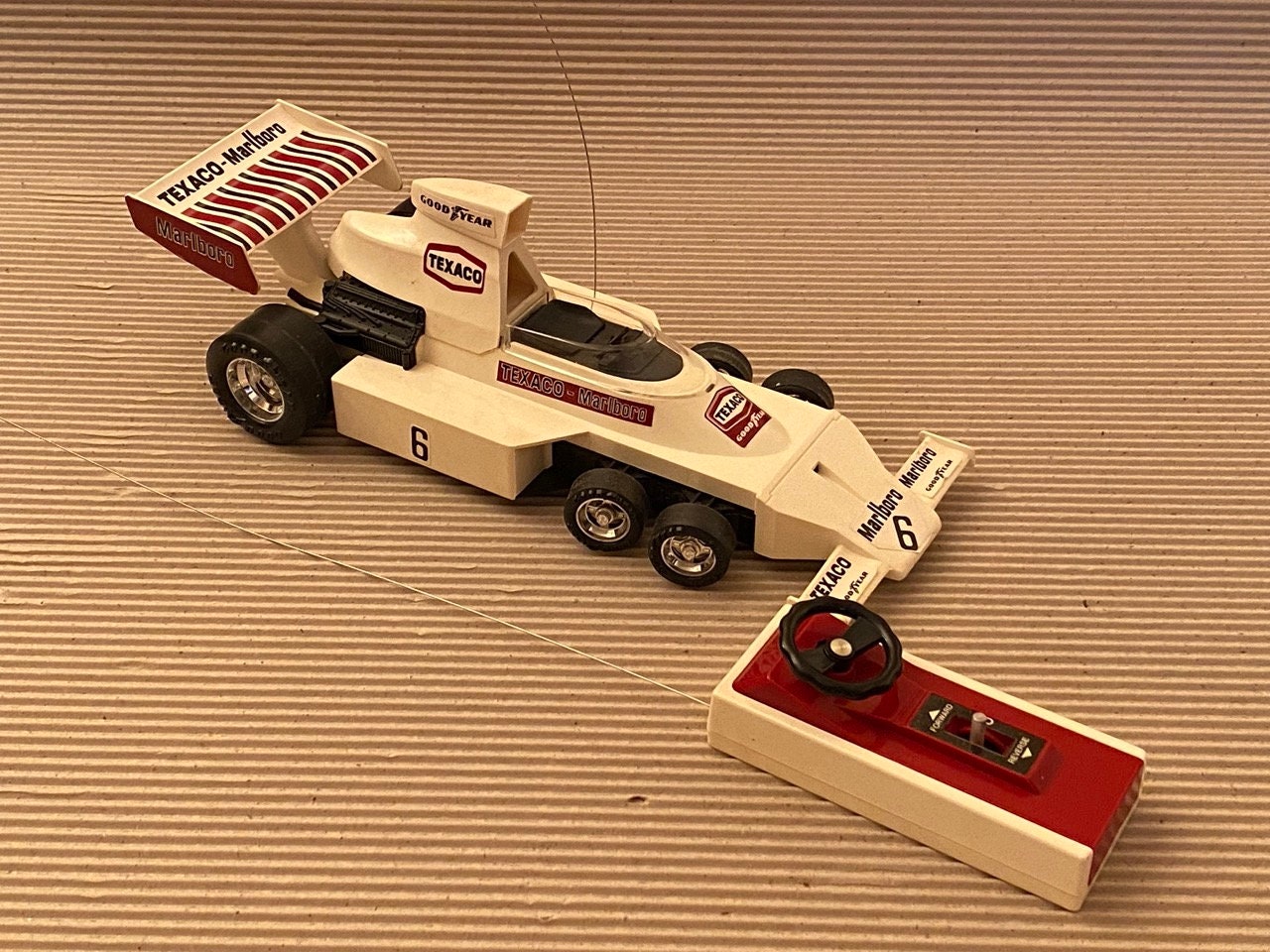 VINTAGE Dynatrol RC Formula 1 Marlboro Racer TEXACO Goodyear VINTAGE Dynatrol RC Formula 1 Marlboro Racer TEXACO Goodyear