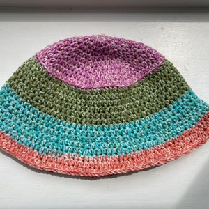sombrero de pescador de crochet colorido