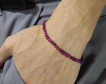Echte Rubin Perlen Minimalist Stretch Armband | Erhaltung AAA! | 4 mm Natürlicher Edelstein | Handgemacht, um zu bestellen