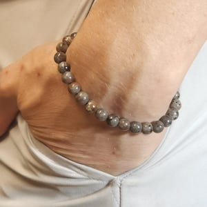 Pulseira elástica semiminimalista com miçangas Yooperlite | Pedra preciosa natural genuína de 6 mm | Feito à mão sob encomenda
