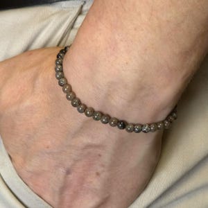 Pulseira elástica minimalista com miçangas Yooperlite | Pedra preciosa natural genuína de 4 mm | Feito à mão sob encomenda
