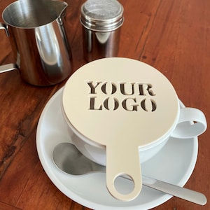 K&ouml;nnte beinhalten: Ein Set aus drei Keramikbechern mit gesprenkelter, matter Oberfl&auml;che. Die Becher sind in Creme-, Hellbraun- und Dunkelbraunt&ouml;nen gehalten. Jeder Becher hat ein schlichtes, minimalistisches Design.