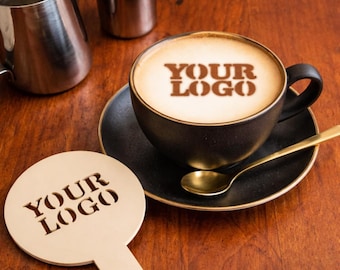 Benutzerdefiniertes Logo Kaffee Schablone | Geschäft & Café Branding | Personalisierte Latte Art Vorlage | Kostenlose 3D Vorschau