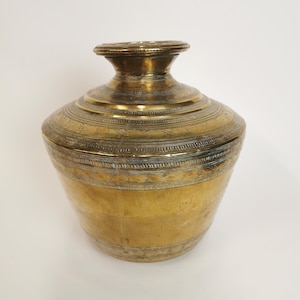 Large Tamil Nadu India copper pot