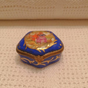 Antike Sevres handbemalte französische Porzellan Trinket Box 1753