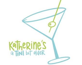 Puede incluir: Ilustración de una copa de martini azul claro con una aceituna verde en un palillo. El texto "Katherine's a TINI bit older" está escrito en verde y azul, perfecto para una celebración de cumpleaños.