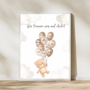Può includere: Una stampa incorniciata con un'illustrazione ad acquerello di un orsacchiotto che tiene dei palloncini. I palloncini sono di varie tonalità di marrone e hanno dei nomi scritti sopra. Il testo "Wir freuen uns auf dich!" è in alto.