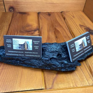 Porta biglietti da visita curvo nero, porta biglietti da visita in legno rustico, accessorio da scrivania rustico, regalo aziendale, arte ambientale, porta biglietti da visita