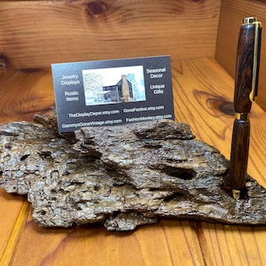 Porta biglietti da visita e portapenne da scrivania direzionale, porta biglietti da visita in legno, regalo aziendale direzionale, accessorio rustico da scrivania, arte ambientale, arte in legno scolpito.