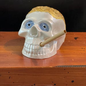Handgeschilderde, gegoten en vervaardigde schedel. Verzamelbaar kunstwerk.