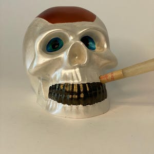 Handgeschilderde, gegoten en vervaardigde schedel. Verzamelbaar kunstwerk.