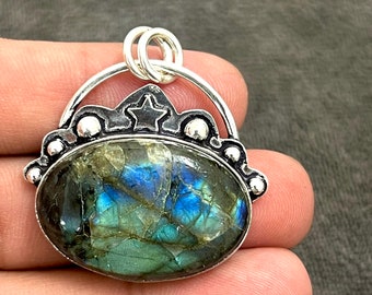Colgante ovalado de labradorita hecho a mano: collar de plata de ley con piedras preciosas.