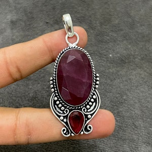 Colgante de rubí de Cachemira hecho a mano en plata de ley 925: joya de piedra preciosa ovalada