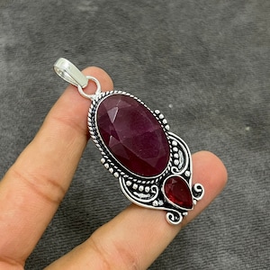 Colgante de rubí de Cachemira hecho a mano en plata de ley 925: joya de piedra preciosa ovalada
