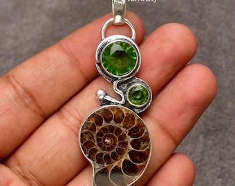 Colgante de fósil de amonita en plata de ley 925 con piedra preciosa