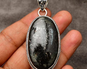 Ciondolo Nuummite fatto a mano: gioiello in argento sterling 925 con pietre preziose