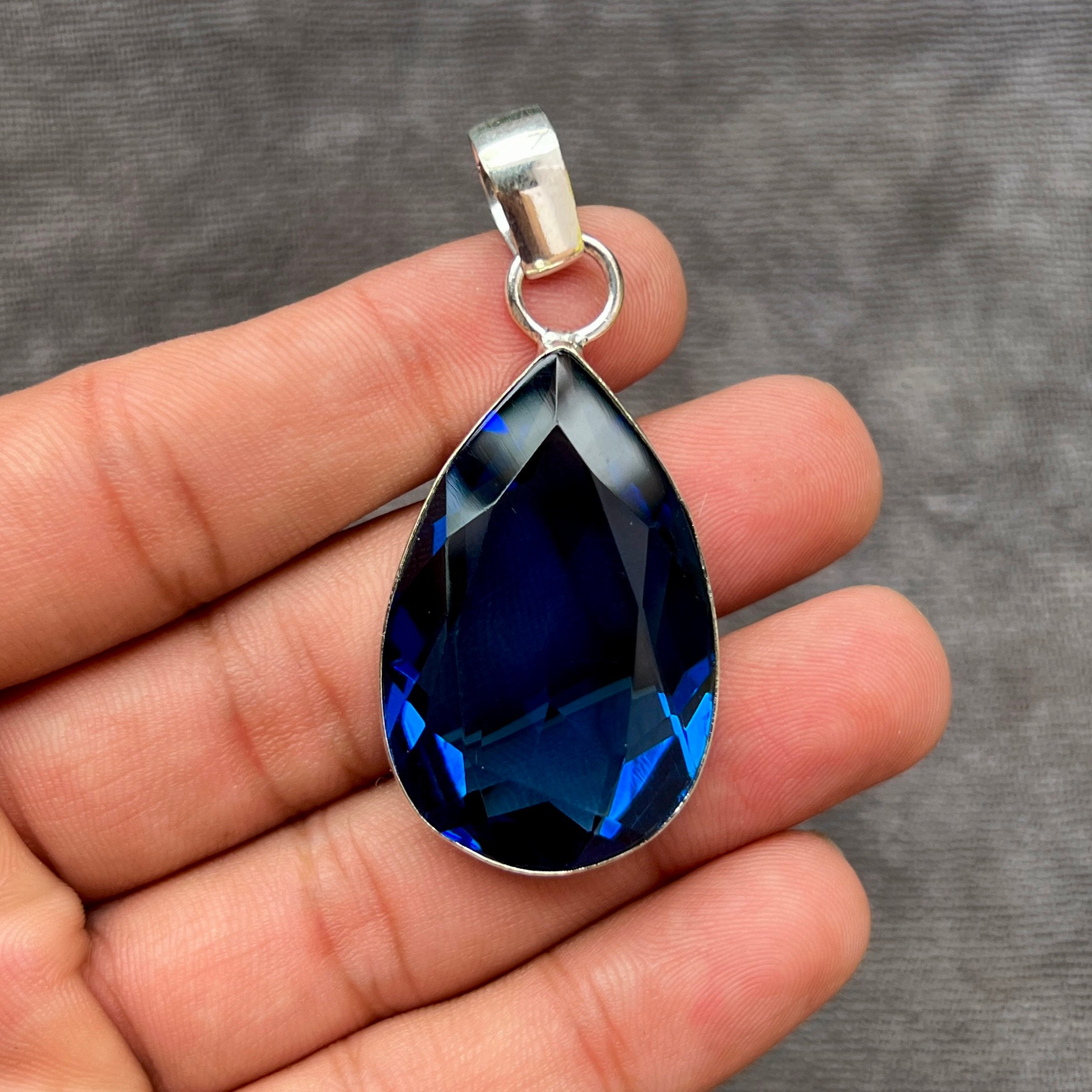 【New Arrivals】シルバー925ペンダントblue sapphire Handmade Pear Blue Sapphire Pendant: 925 Sterling Silver Gemstone