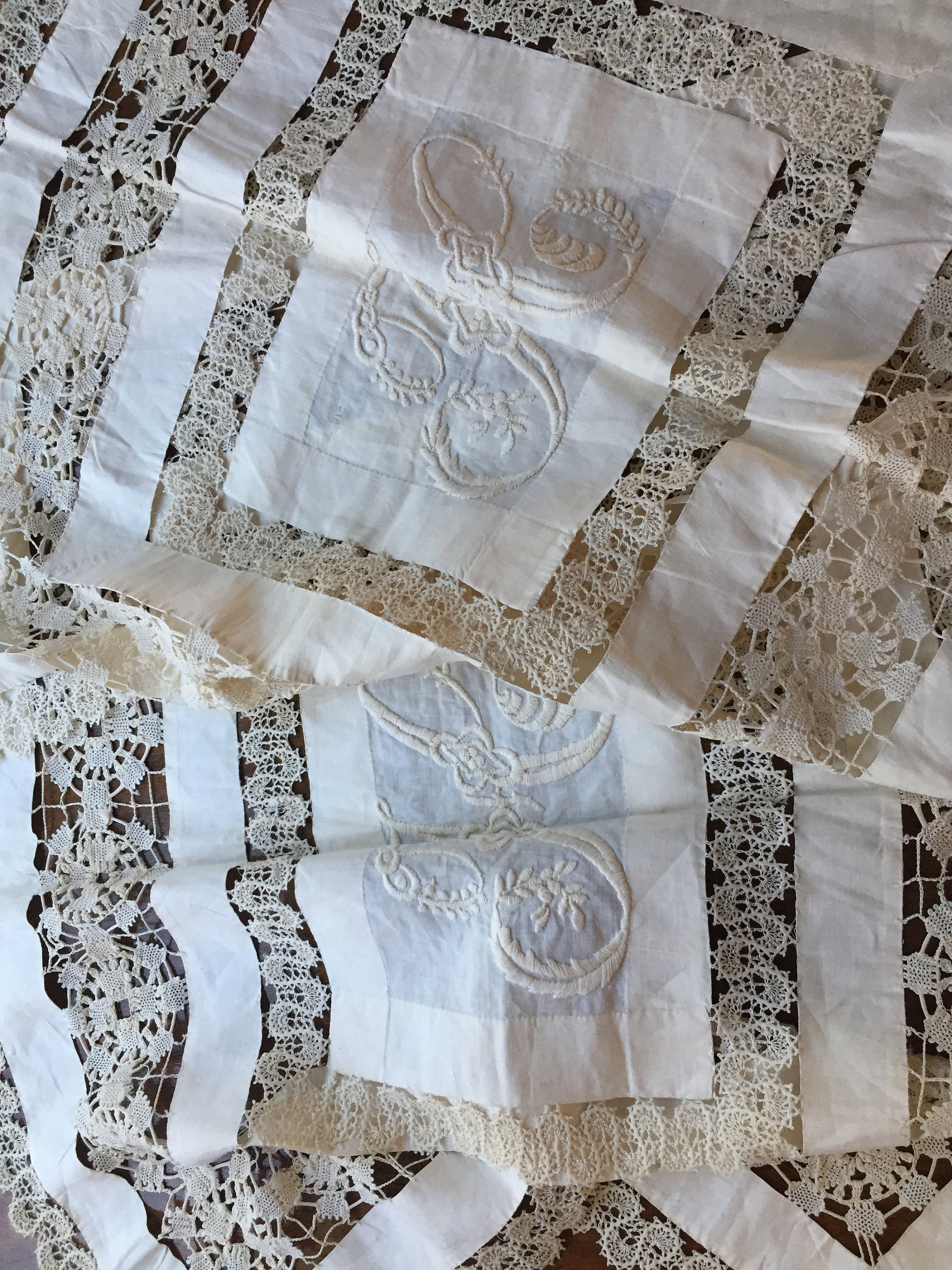 アンティークレースベッドカバーセット：刺繍のイニシャル、手縫い