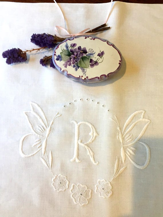 アンティークリネン枕カバー：イニシャル「R」、蝶の刺繍、スカラップ 