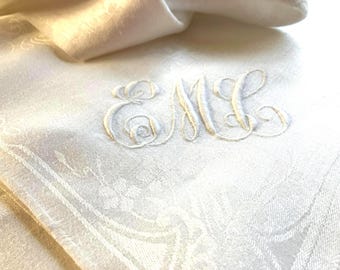 Antieke linnen dinerservetten: wit handgeborduurd monogram, narcis-damast