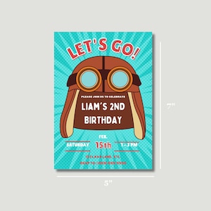 Puede incluir: Una invitaci&oacute;n de cumplea&ntilde;os de 12,7 cm x 17,8 cm con un fondo turquesa y un casco de aviador de dibujos animados. La invitaci&oacute;n dice "LET'S GO!" y "LIAM'S 2ND BIRTHDAY." Los detalles incluyen la fecha, la hora y la informaci&oacute;n de RSVP.