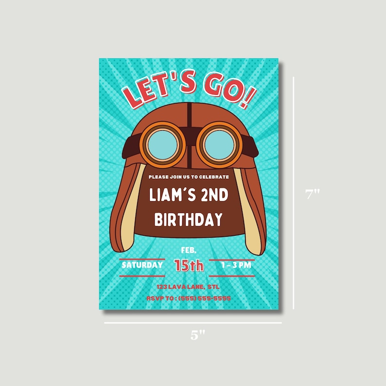 Puede incluir: Una invitaci&oacute;n de cumplea&ntilde;os de 12,7 cm x 17,8 cm con un fondo turquesa y un casco de aviador de dibujos animados. La invitaci&oacute;n dice "LET'S GO!" y "LIAM'S 2ND BIRTHDAY." Los detalles incluyen la fecha, la hora y la informaci&oacute;n de RSVP.