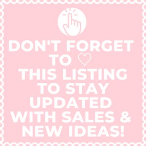 Puede incluir: Fondo rosa con texto blanco: "&iexcl;NO OLVIDES ♡ ESTA LISTA PARA MANTENERTE ACTUALIZADO CON VENTAS Y NUEVAS IDEAS!" Un icono de mano blanca con un dedo se&ntilde;alando est&aacute; en la esquina superior izquierda. El borde es blanco con un dise&ntilde;o festoneado.