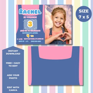 Puede incluir: Una invitación de cumpleaños personalizable con un área para fotos, con un diseño de peto azul y el texto "RACHEL IS TURNING 3". La invitación mide 17,78 x 12,7 cm e incluye campos de texto editables.