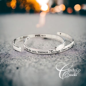 Puede incluir: Pulsera de plata con la inscripción "Puedo hacerlo todo en Cristo que me fortalece" y "PHIL 4:13".