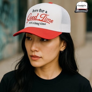 Puede incluir: Gorra de camionero blanca y roja con una malla blanca en la parte posterior. La gorra tiene el texto "here for a good time not a long time" bordado en negro y rojo.