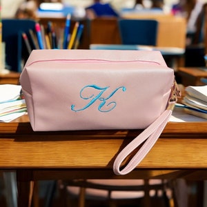 Bolsa de almacenamiento personalizada bordada personalizada para niñas adolescentes, bolsa de almohadilla de cuero de PU, tampones portátiles con cremallera para niñas escolares