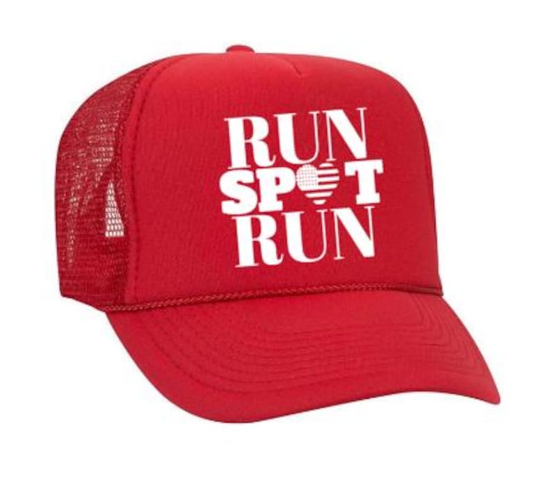 Puede incluir: Gorra de camionero roja con parte trasera de malla blanca y visera curva. La parte delantera muestra el texto "RUN SPOT RUN" en blanco, con un dise&ntilde;o en forma de coraz&oacute;n en el centro.