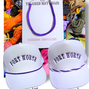 Könnte beinhalten: Zwei weiße Trucker-Caps mit violett besticktem Text, der "FORT WORTH" lautet. Die Caps haben ein violettes Seil um den Rand. Eine Cap hat ein normales Seil und die andere ein gedrehtes Seil. Das Bild zeigt auch ein violettes Seil auf weißem Hintergrund mit dem Text "TRUCKER HAT CHAIN" und "INSTAGRAM: CANDYCO.CAPS".