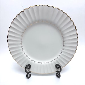 J&G Meakin vintage Fleur de lys pattern dinner plates sold individually