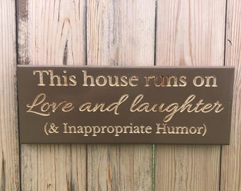 Divertente cartello per la casa: amore, risate e umorismo inappropriato - Legno dipinto