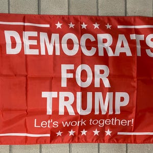 Könnte beinhalten: Rote Flagge mit weißem Text, der "Demokraten für Trump" und "Lasst uns zusammenarbeiten!" lautet, mit fünf weißen Sternen über und unter dem Text.